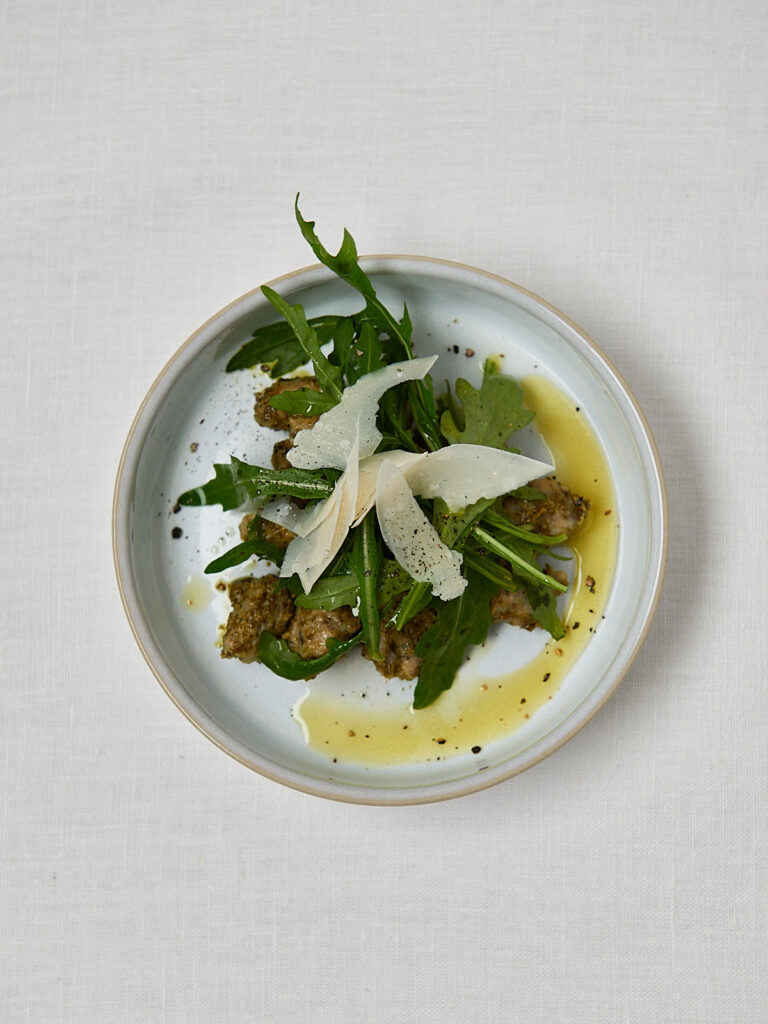 Haferflocken Gnocchi Salat mit Rucola und Parmesan – frontale Servierperspektive