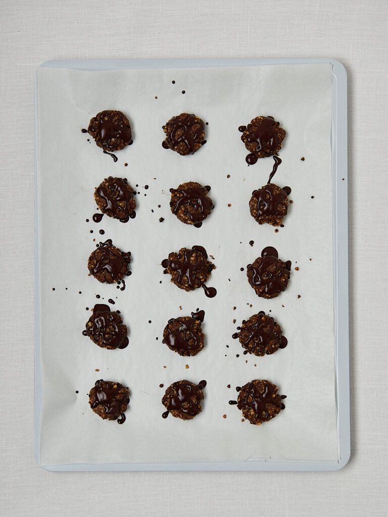 Omega Power Cookies auf Backblech vor dem Backen &ndash; gleichm&auml;&szlig;ig verteilte Portionen