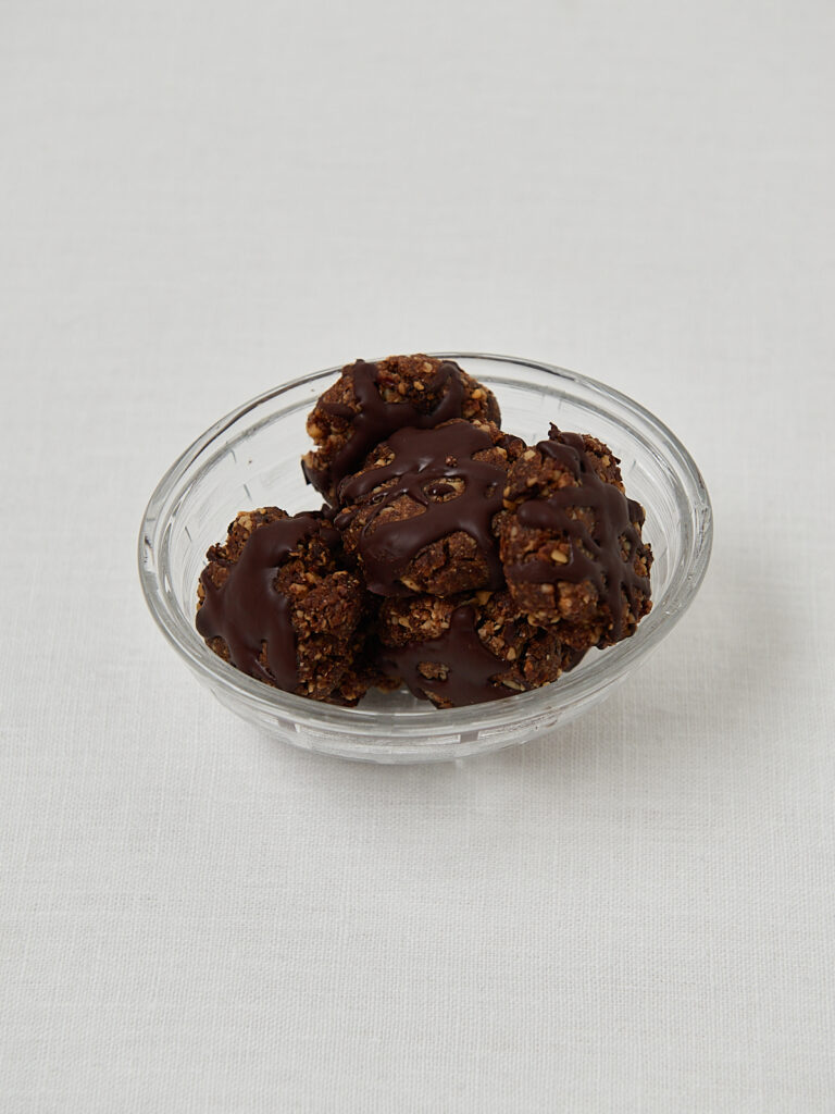 Omega Power Date Walnut Cookies in Glassch&uuml;ssel &ndash; mehrere Portionen Overhead Shot