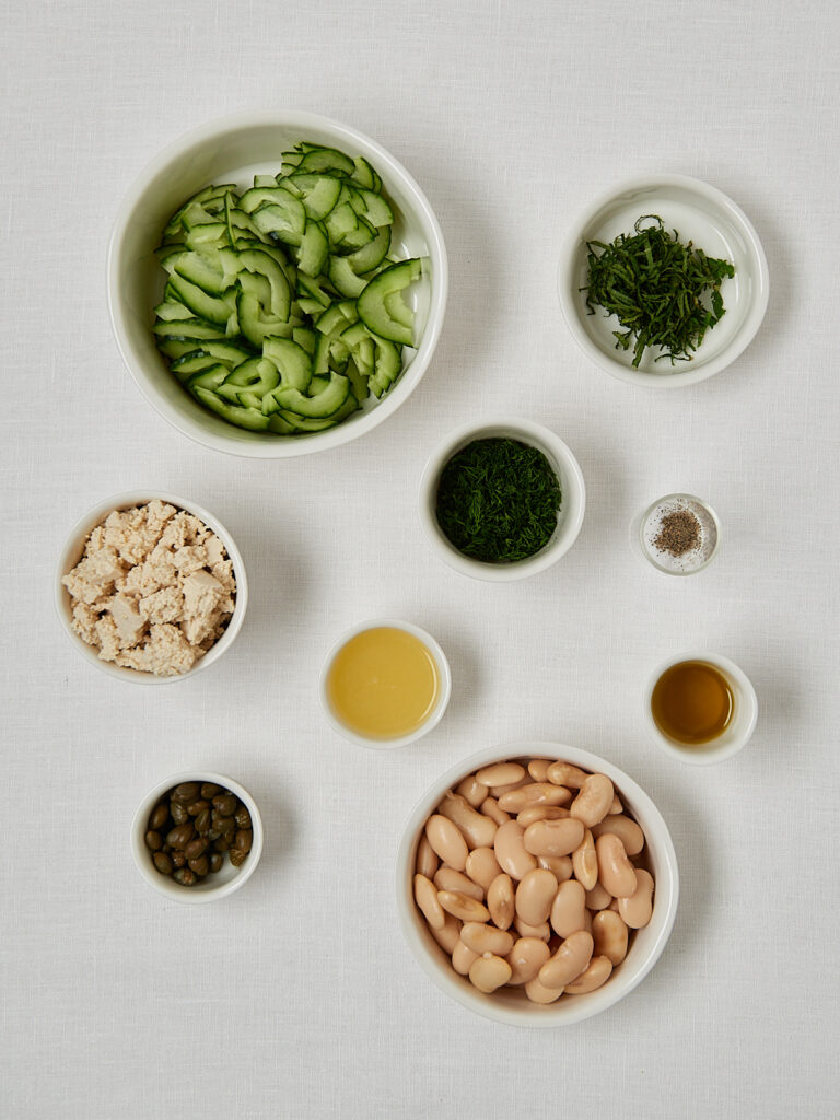 Zutaten Flatlay Gurken Feta Salat &ndash; Gurke, Dill, Minze, Kapern, Oliven&ouml;l und wei&szlig;e Bohnen