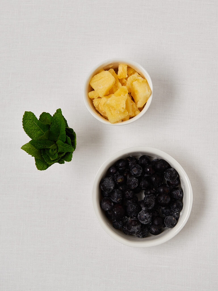 Zutaten-Flatlay Weintrauben, Mangost&uuml;cke und frische Minze in Sch&auml;lchen