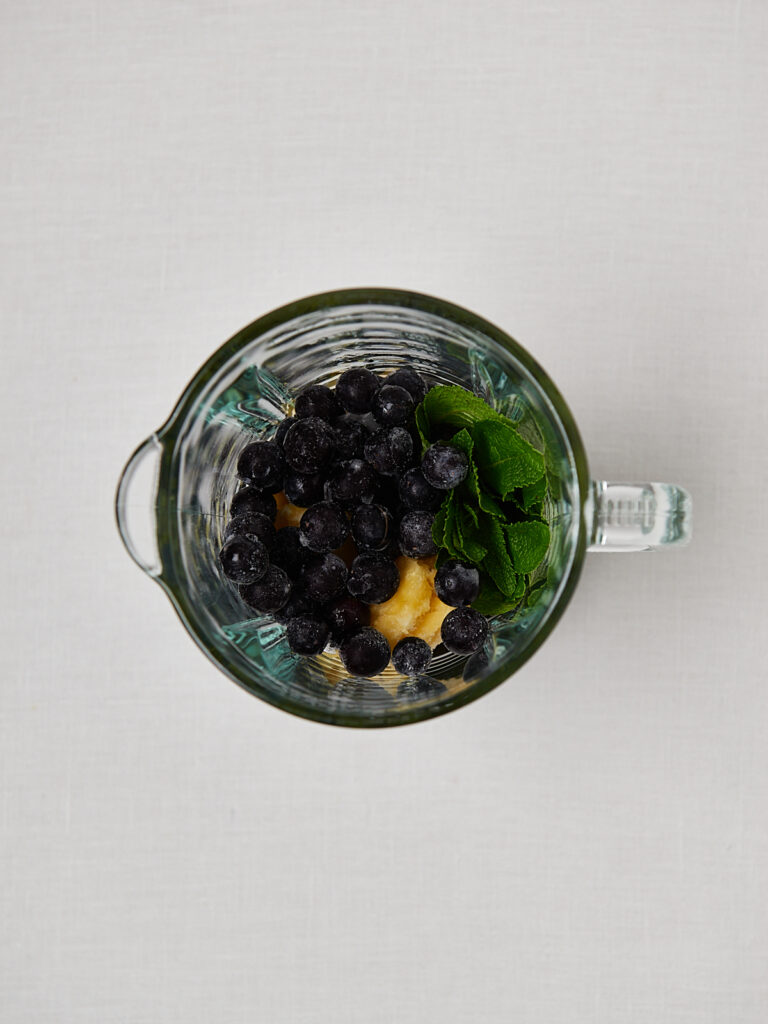 Zutaten Chia Pudding &ndash; Weintrauben und Mango in Mixbeh&auml;lter &ndash; Zubereitungsschritt