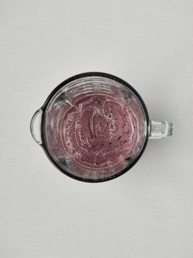 Blaubeer Sorbet Masse im Mixbeh&auml;lter &ndash; Zubereitungsschritt gefrorenes Beeren Dessert