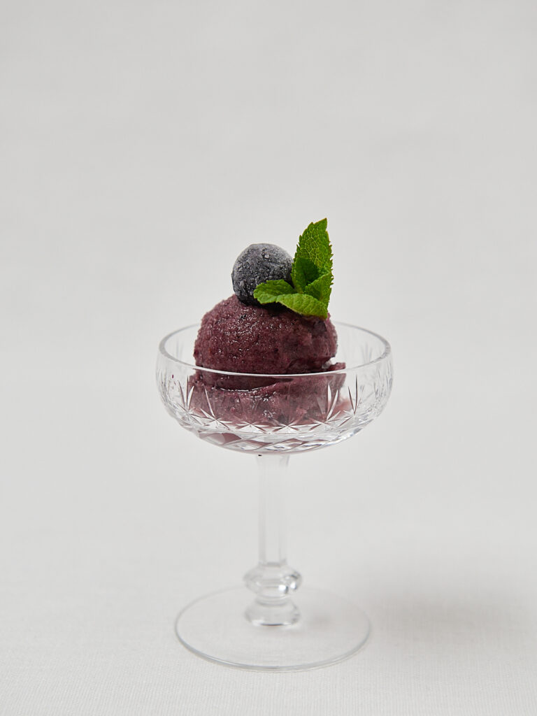 Gefrorenes Beeren Sorbet in Kristallglas mit frischer Minze &ndash; gesundes zuckerfreies Dessert