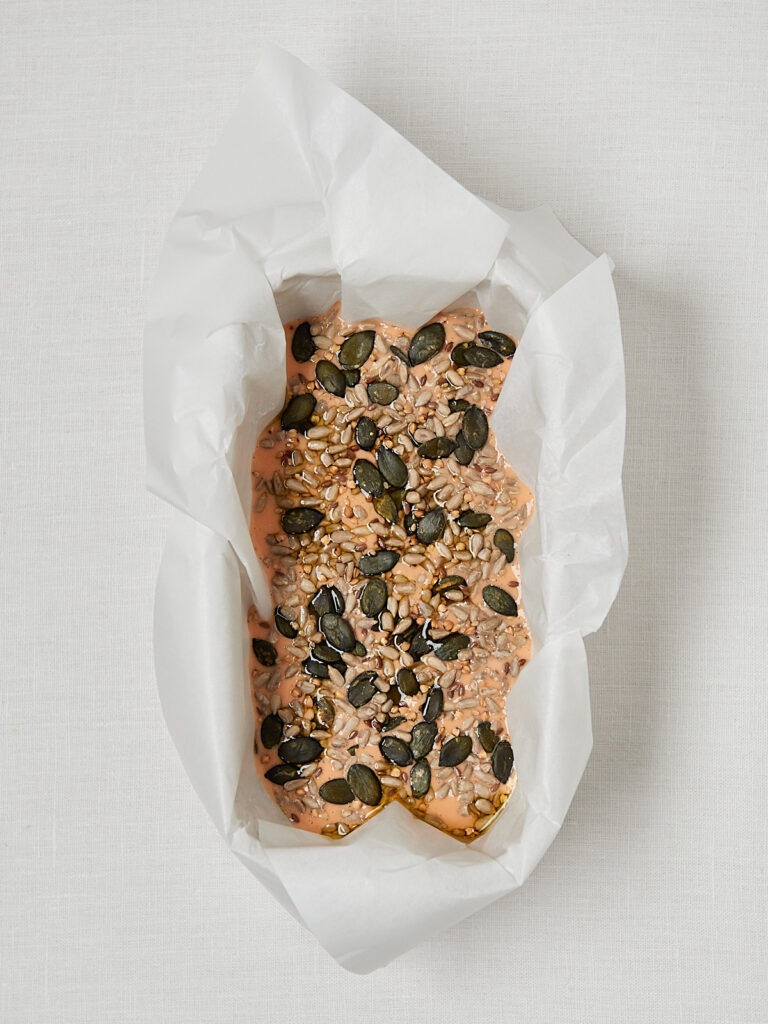 Glutenfreies Linsenbrot in Kastenform mit K&uuml;rbiskernen &ndash; Overhead Shot nach dem Backen