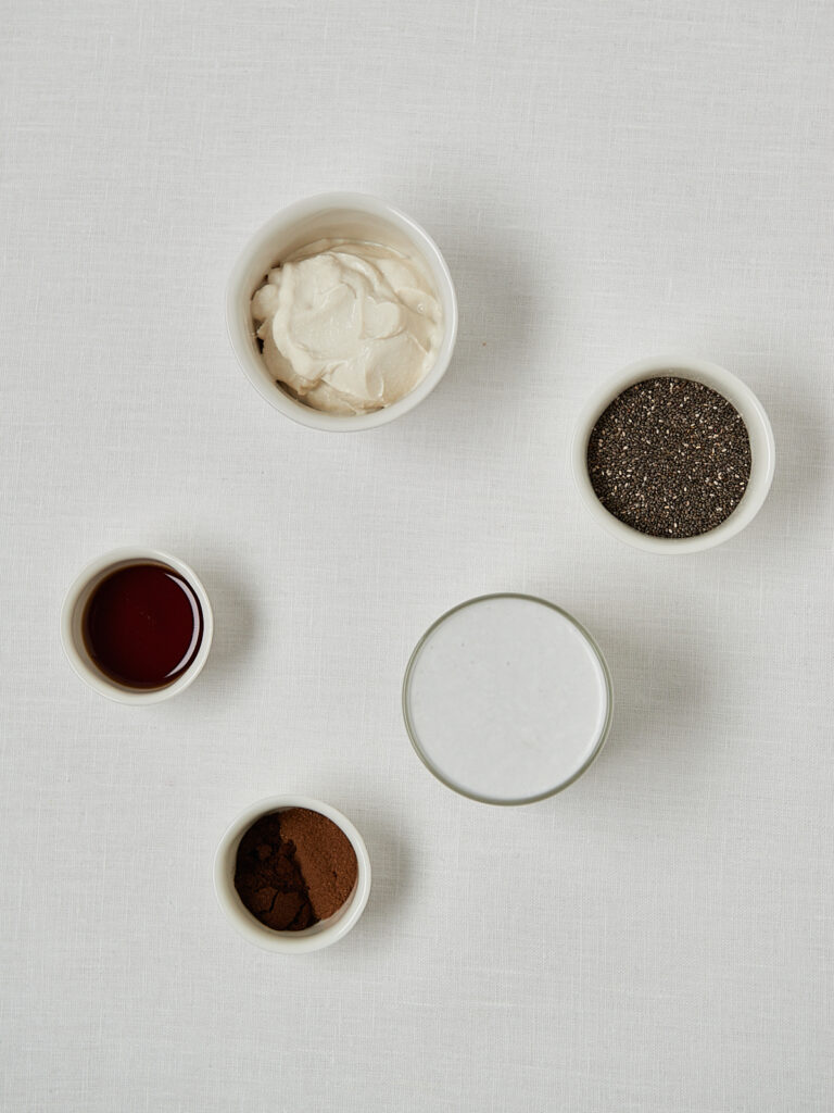 Zutaten-Flatlay Overnight Oats &ndash; Joghurt, Chiasamen, Vanille und Ahornsirup in Sch&auml;lchen