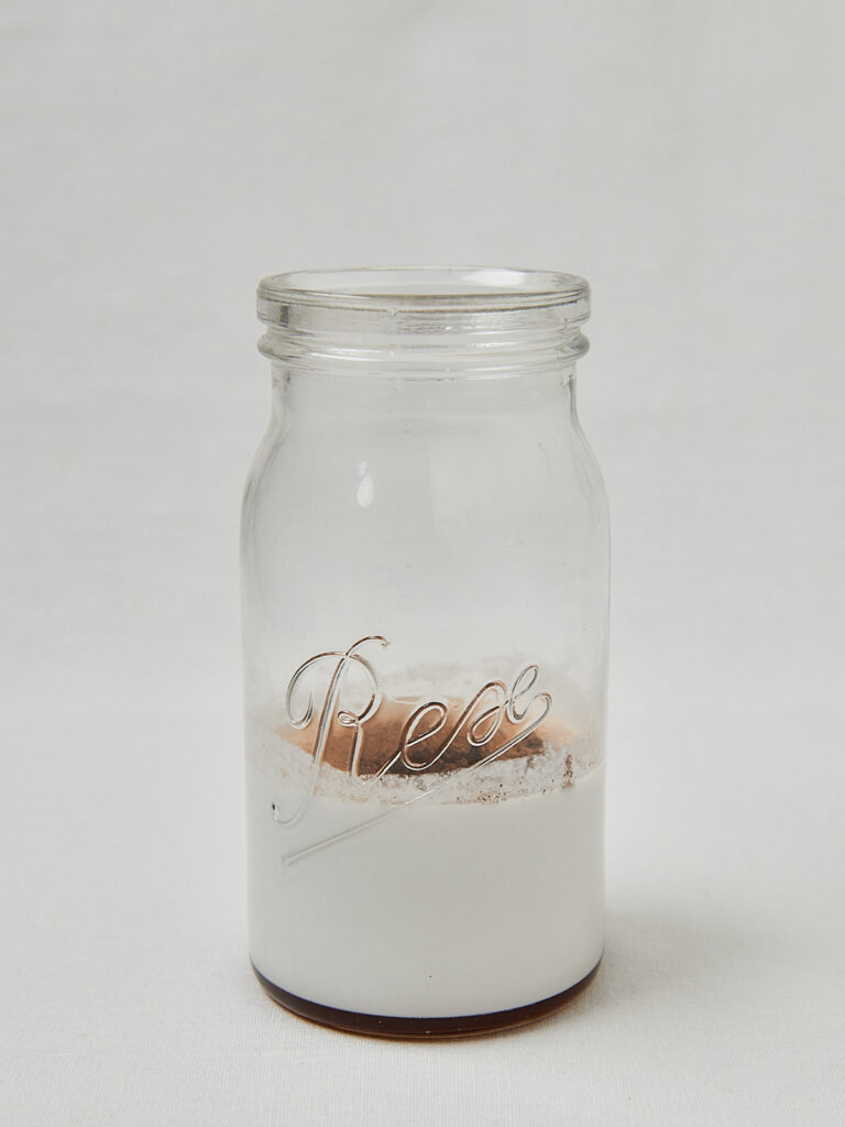 Overnight Oats in Glasflasche mit Schokoladenschicht &ndash; Zubereitungsschritt seitlich