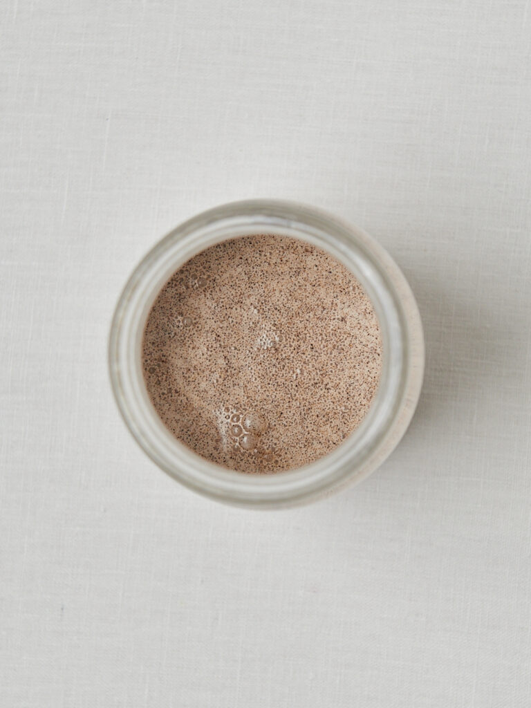 Overnight Oats Basis mit Kakaopulver in Glassch&uuml;ssel &ndash; Schoko Overnight Oats Zubereitung