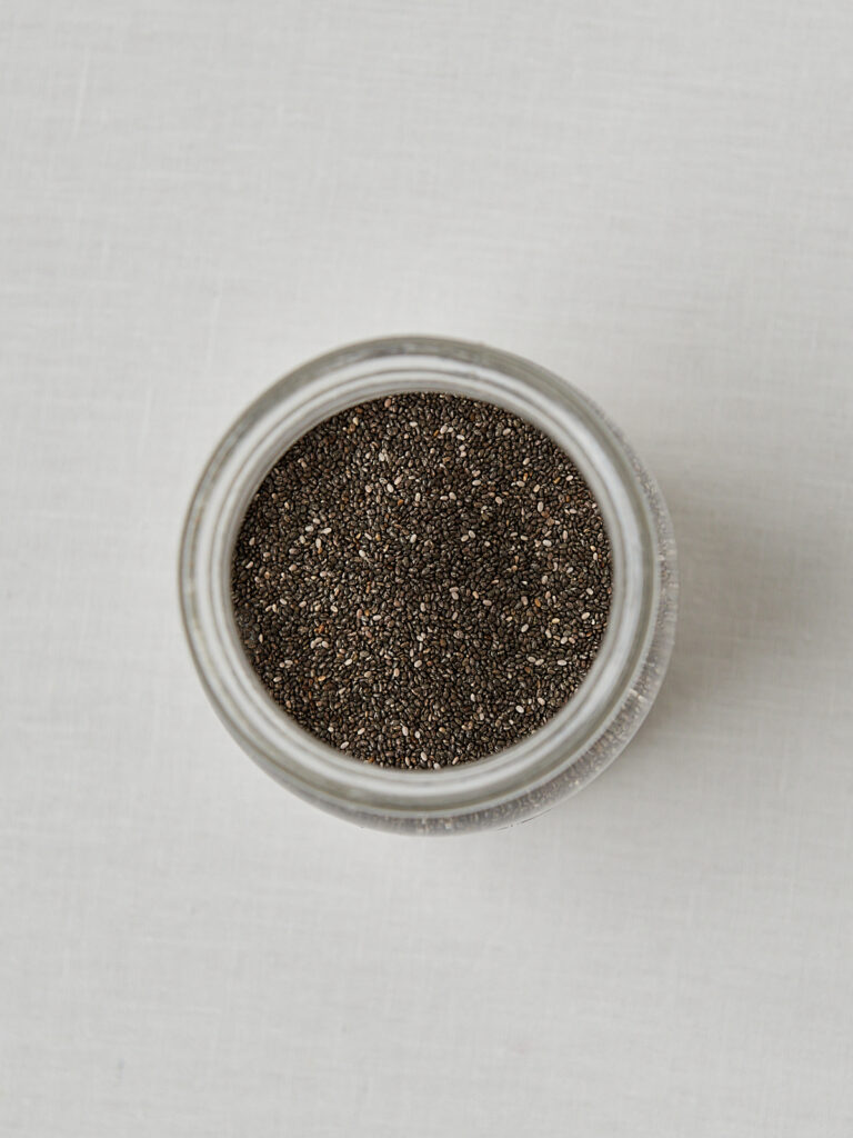 Chiasamen in wei&szlig;er Sch&uuml;ssel &ndash; Zutat f&uuml;r Chia Pudding und Overnight Oats Rezept