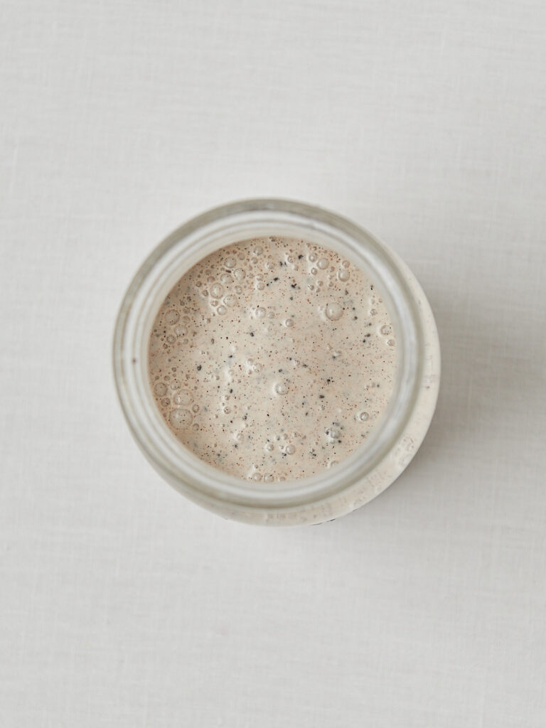 Overnight Oats mit Chiasamen in Glassch&uuml;ssel &ndash; Draufsicht Zubereitungsschritt