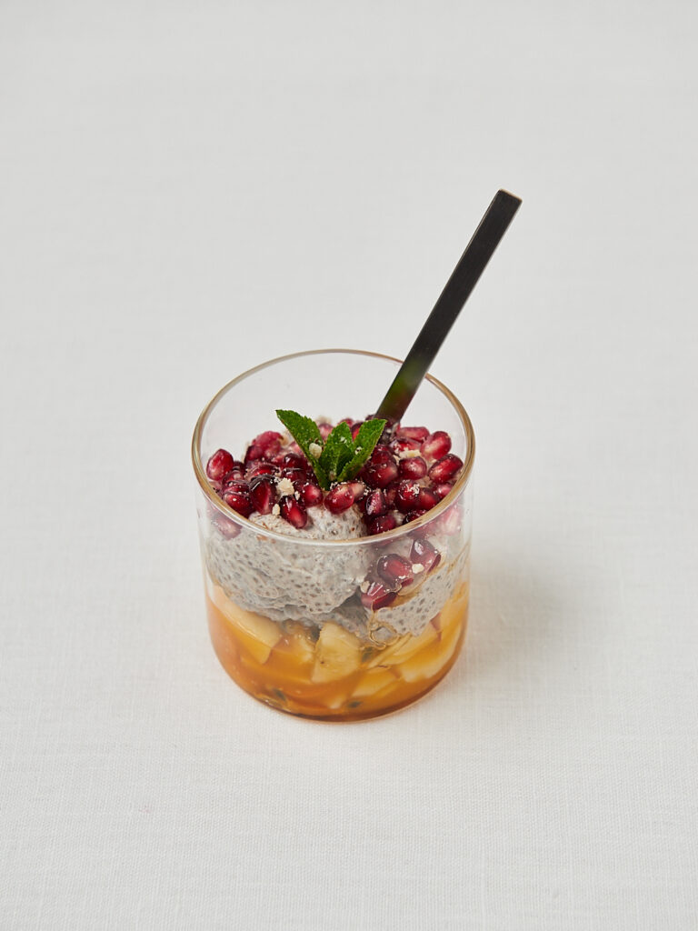 Chia Pudding mit Mango und Granatapfel im Glas &ndash; seitliche Studioaufnahme Overhead