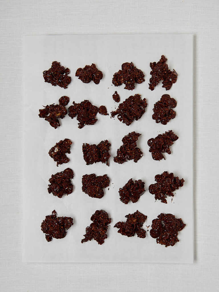 Schokocrossies gleichm&auml;&szlig;ig auf Backpapier verteilt &ndash; Overhead Shot Portionierungsschritt