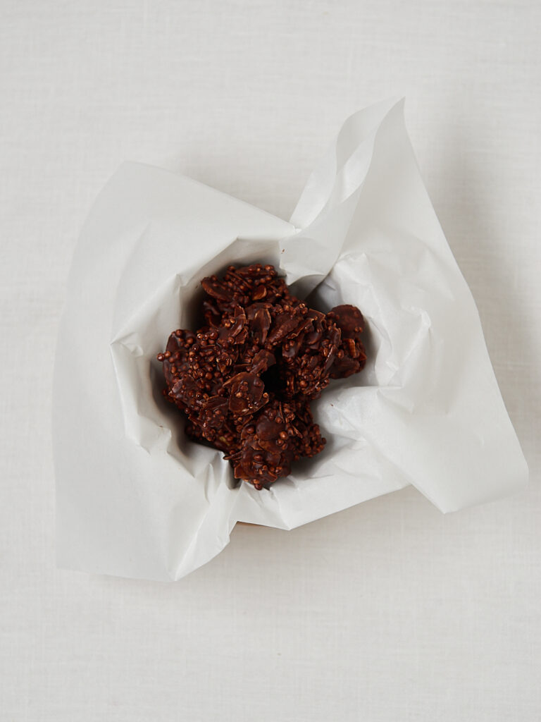 Schokocrossies in Backpapier-Sch&uuml;ssel &ndash; frisch portioniert vor dem K&uuml;hlen