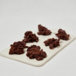 Schokocrossies auf weißem Serviertablett – gesunder No-Bake Snack mit Dattelschokolade