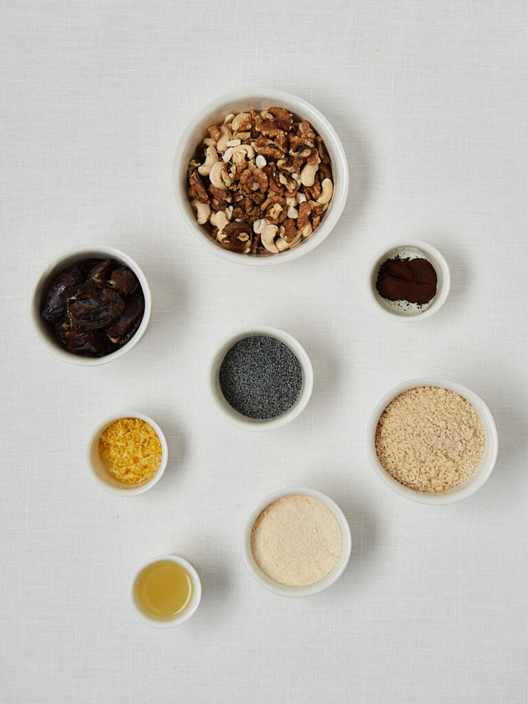 Zutaten-Flatlay Zitronen Mohn Kugeln &ndash; Datteln, Waln&uuml;sse, Mohnsamen, Kokosmehl und Vanille