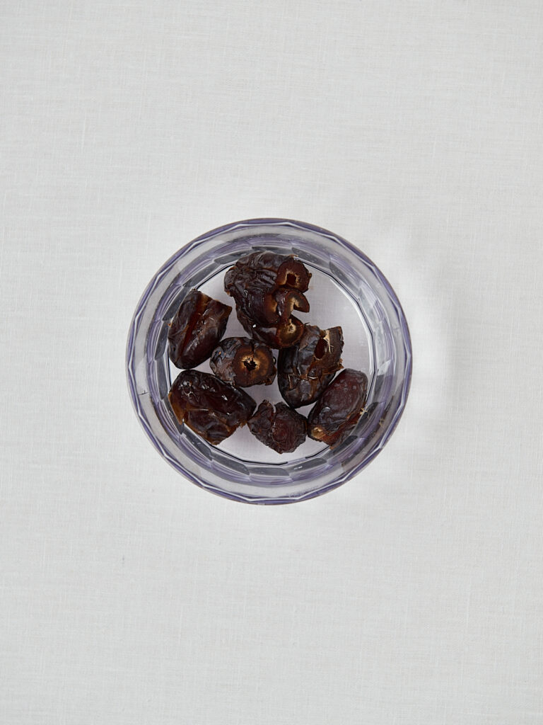 Medjool Datteln in K&uuml;chenmaschine &ndash; Zubereitungsschritt Zitronen Mohn Energy Balls