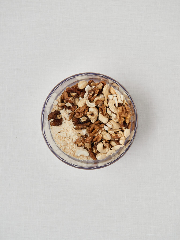 Waln&uuml;sse und Cashews in K&uuml;chenmaschine &ndash; Zubereitungsschritt Zitronen Energy Balls