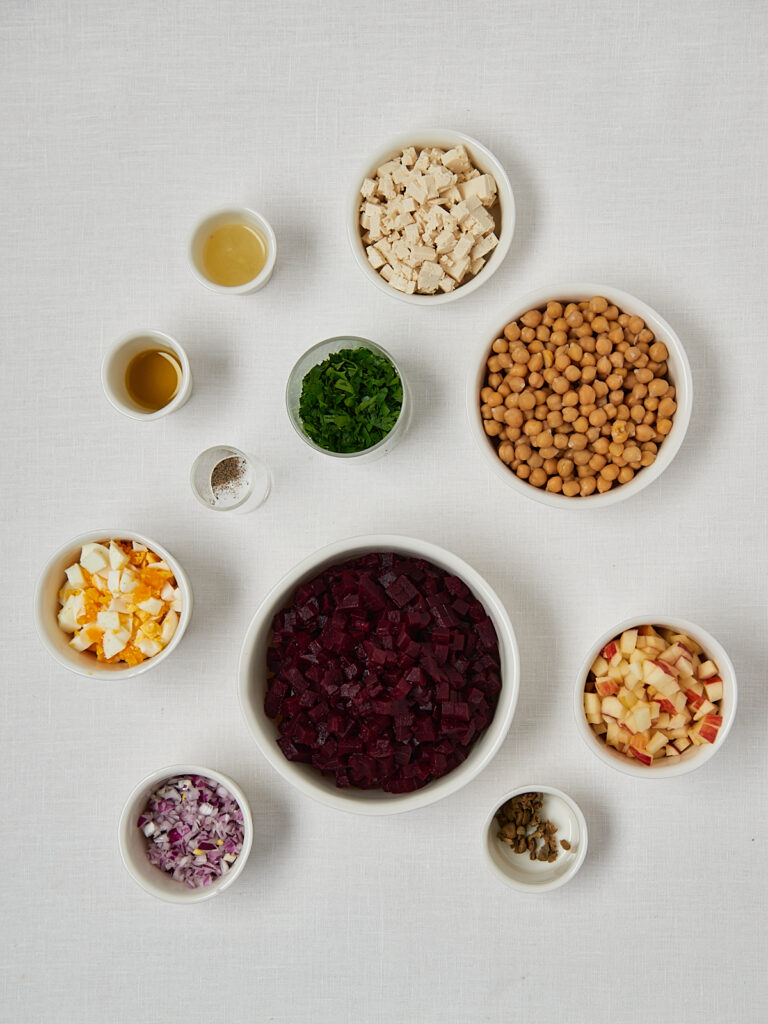 Zutaten-Flatlay Rote Beete Salat &ndash; Kichererbsen, Rote Beete, Oliven&ouml;l und Petersilie