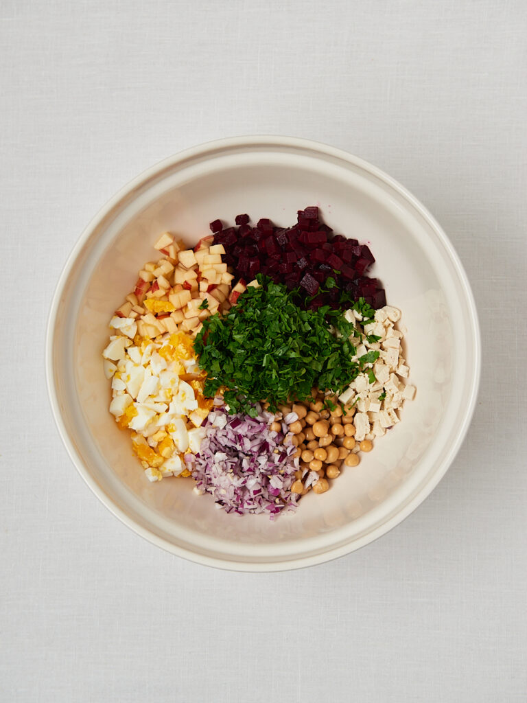 Rote Beete mit Kichererbsen, Zwiebel und Petersilie in Sch&uuml;ssel &ndash; Zubereitungsschritt