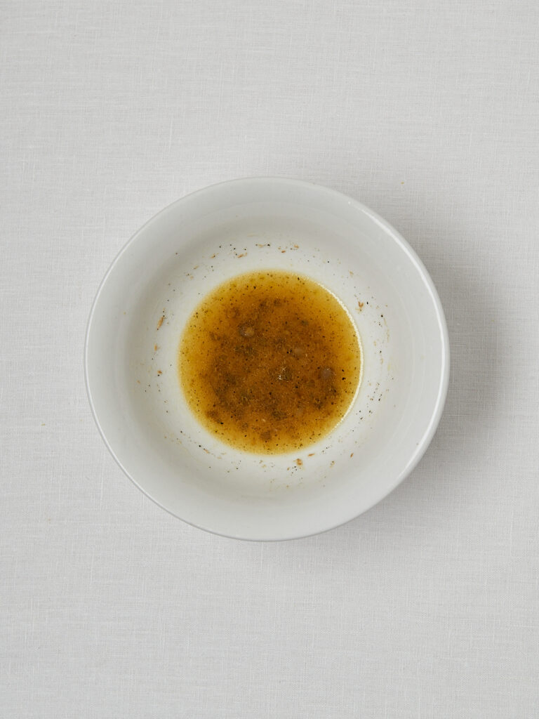 Zitronen Oliven&ouml;l Dressing in wei&szlig;em Sch&auml;lchen &ndash; Basis f&uuml;r Rote Beete Salat