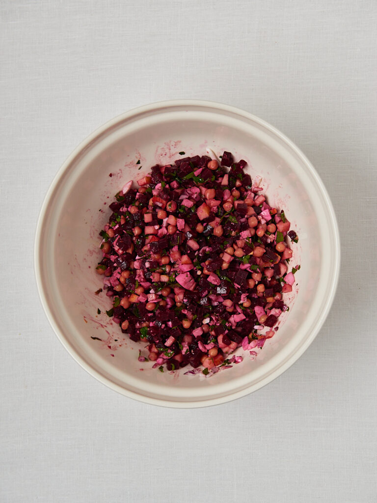 Rote Beete Salat ohne Dressing in wei&szlig;er Sch&uuml;ssel &ndash; Zubereitungsschritt Draufsicht
