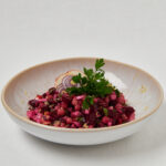 Rote Beete Kichererbsen Salat mit frischen Kräutern – frontale Studioaufnahme