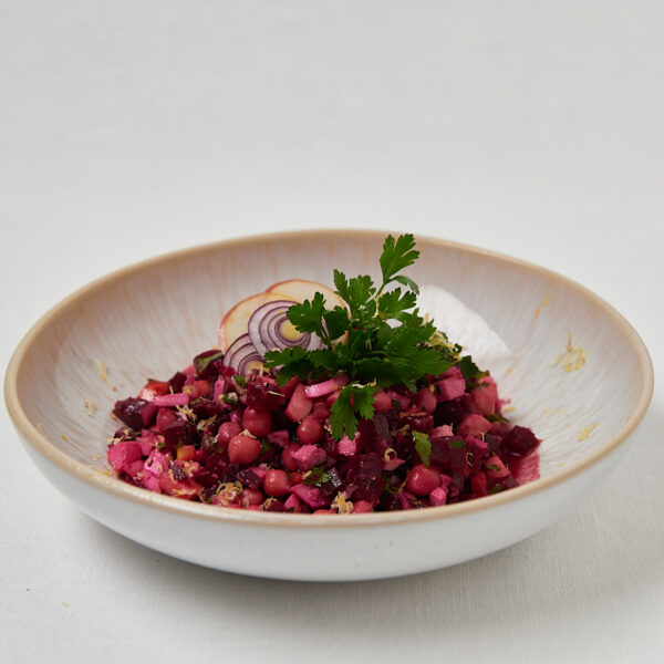 Rote Beete Kichererbsen Salat mit frischen Kräutern – frontale Studioaufnahme