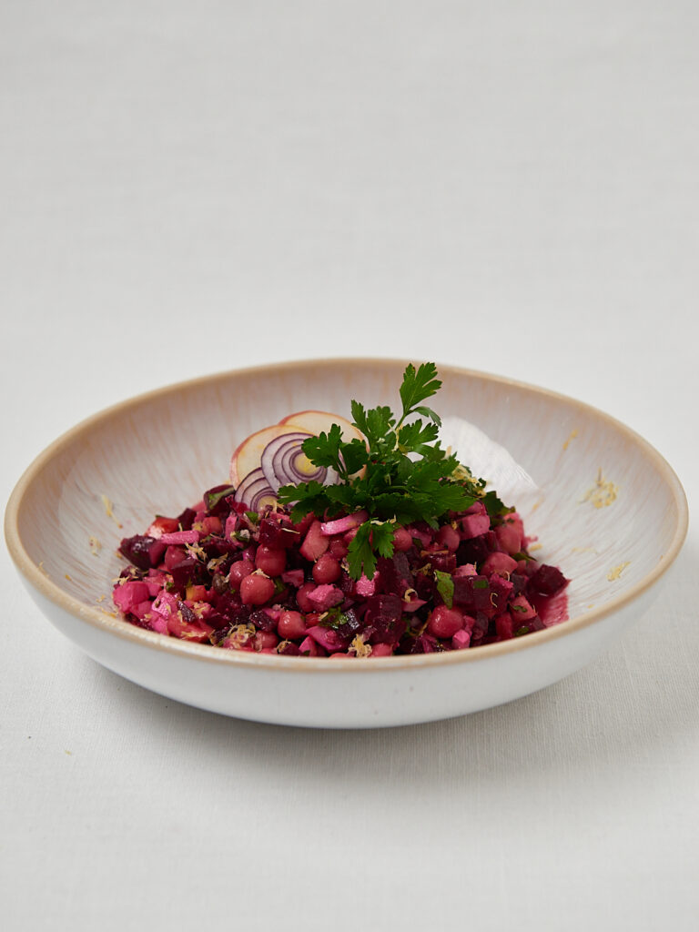 Rote Beete Kichererbsen Salat mit frischen Kr&auml;utern &ndash; frontale Studioaufnahme