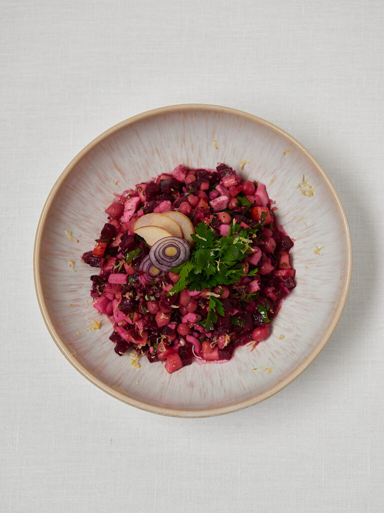 Rote Beete Salat mit Petersilie in Keramiksch&uuml;ssel &ndash; Overhead Shot ohne Besteck