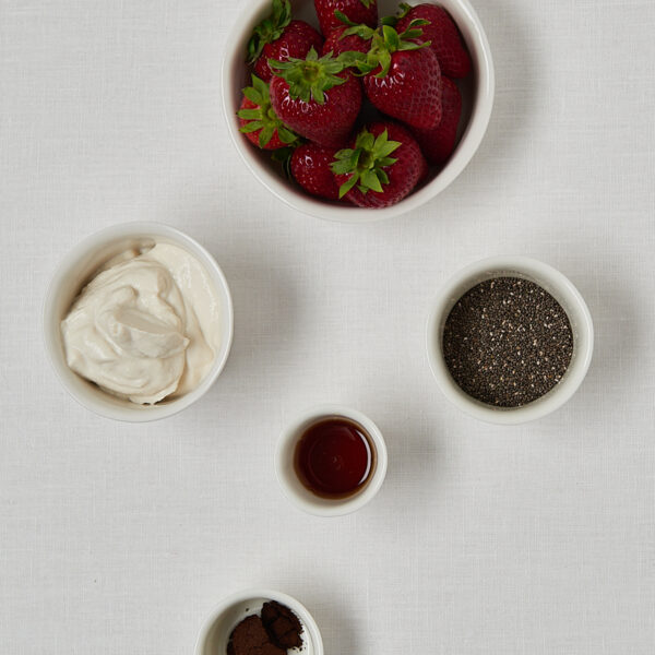 Zutaten-Flatlay Erdbeer Chia Overnight Oats – Skyr, Chiasamen, Vanille und Ahornsirup