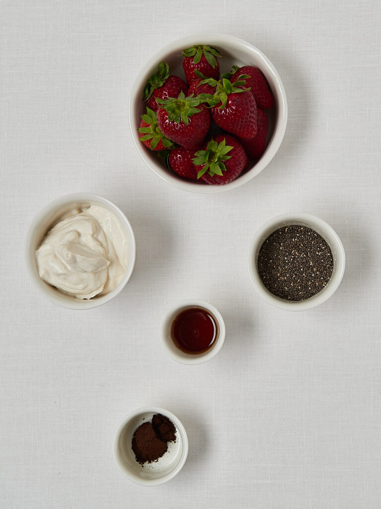 Zutaten-Flatlay Erdbeer Chia Overnight Oats &ndash; Skyr, Chiasamen, Vanille und Ahornsirup