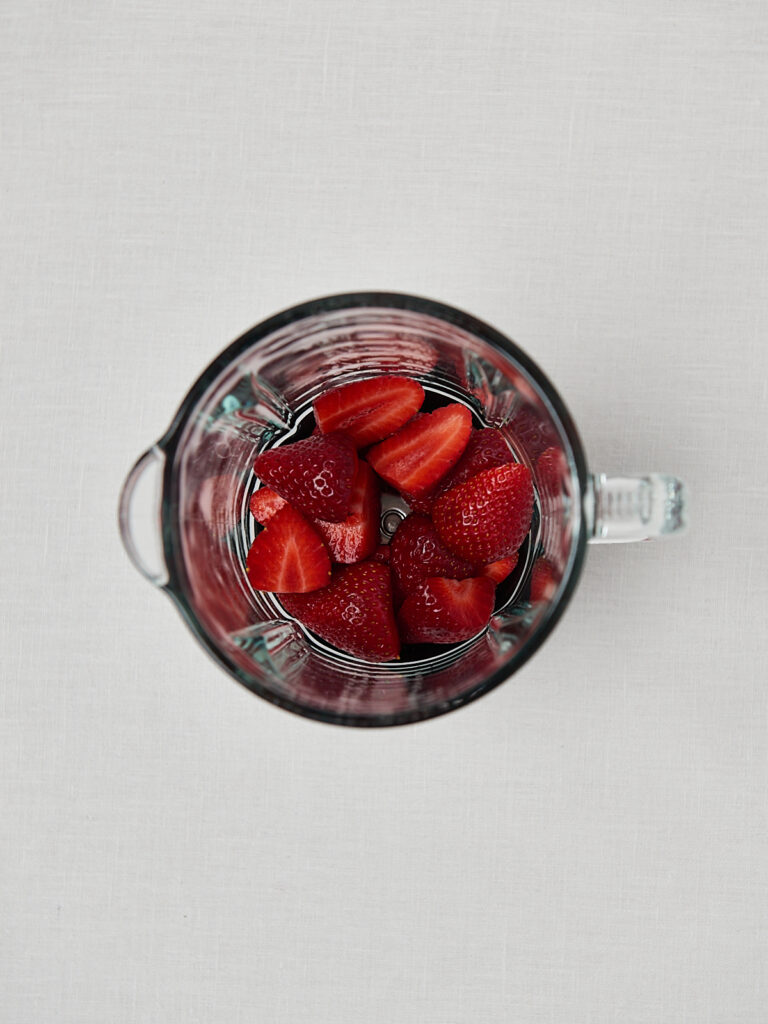 Frische Erdbeeren im Mixbeh&auml;lter &ndash; Zubereitung Erdbeer Skyr Pudding Basis