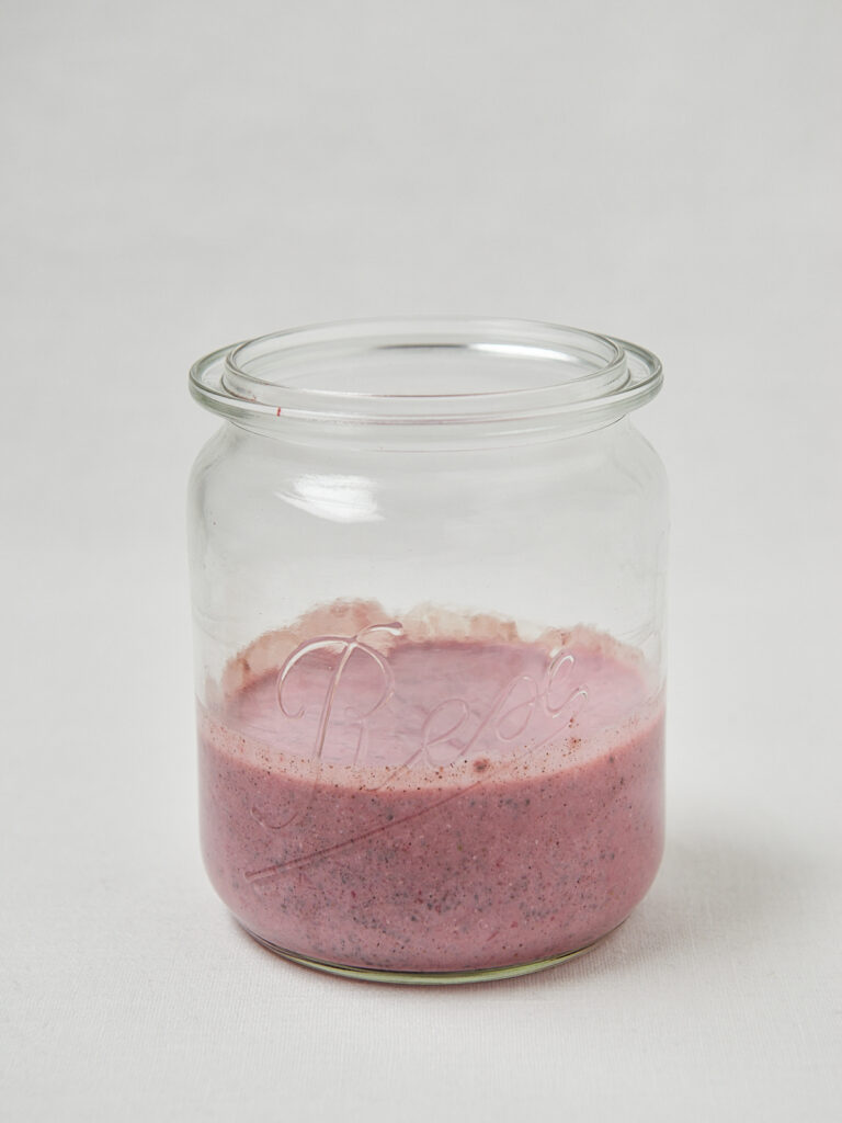 Weckglas mit Erdbeer Skyr und Chiasamen &ndash; Schichtung Overnight Oats Zubereitung