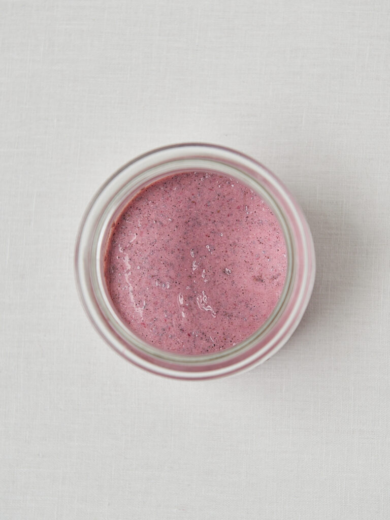 Erdbeer Skyr Pudding in Weckglas &ndash; rosa Masse Draufsicht Zubereitungsschritt