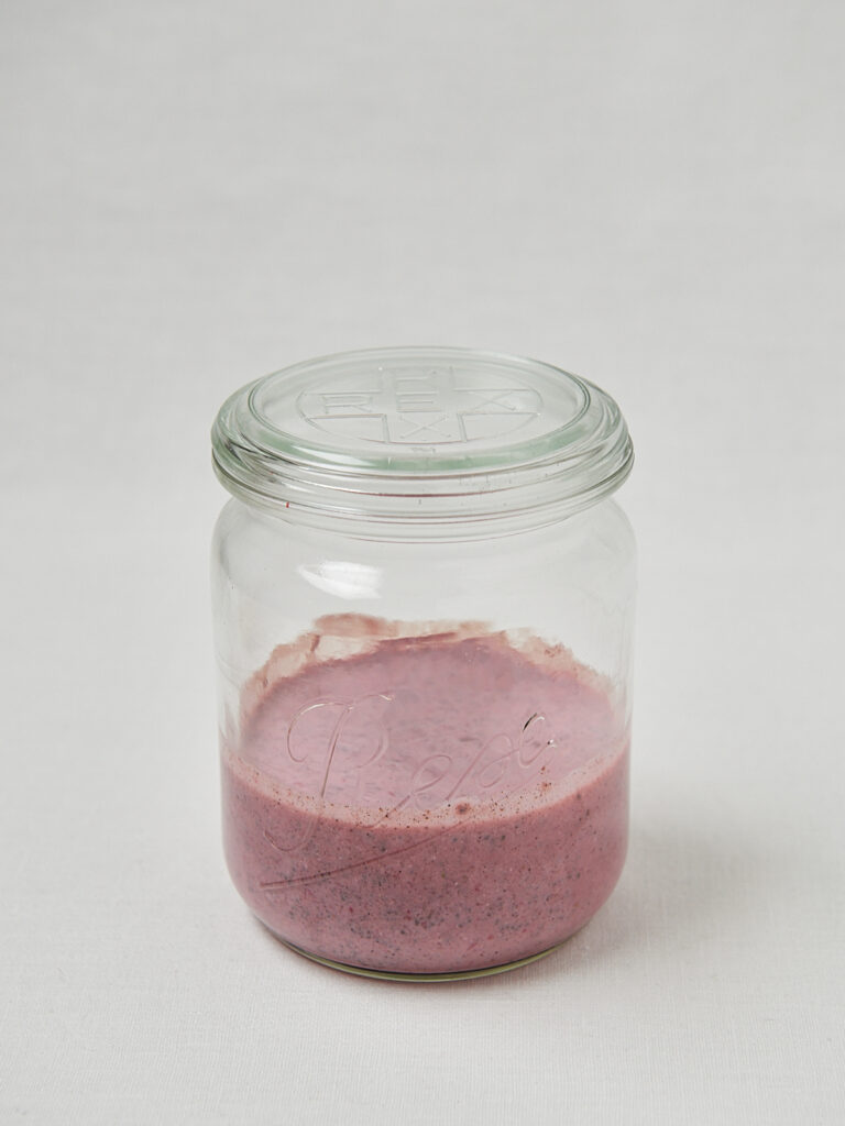 Weckglas mit Erdbeer Skyr Masse &ndash; Zubereitungsschritt Erdbeer Chia Overnight Oats