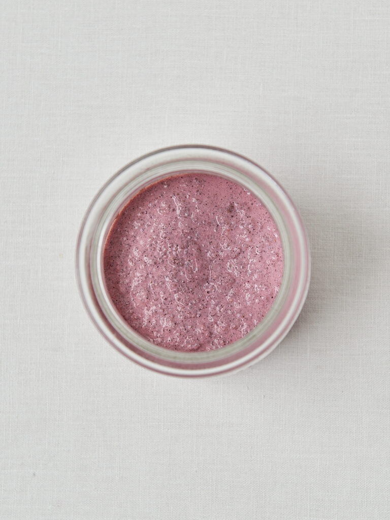 Erdbeer Skyr Masse in wei&szlig;er Sch&uuml;ssel &ndash; Draufsicht Zubereitungsschritt Overnight Oats