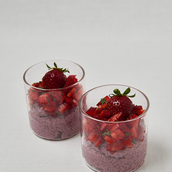 Erdbeer Chia Skyr Overnight Oats in zwei Gläsern mit frischen Erdbeeren – gesundes Meal Prep Frühstück