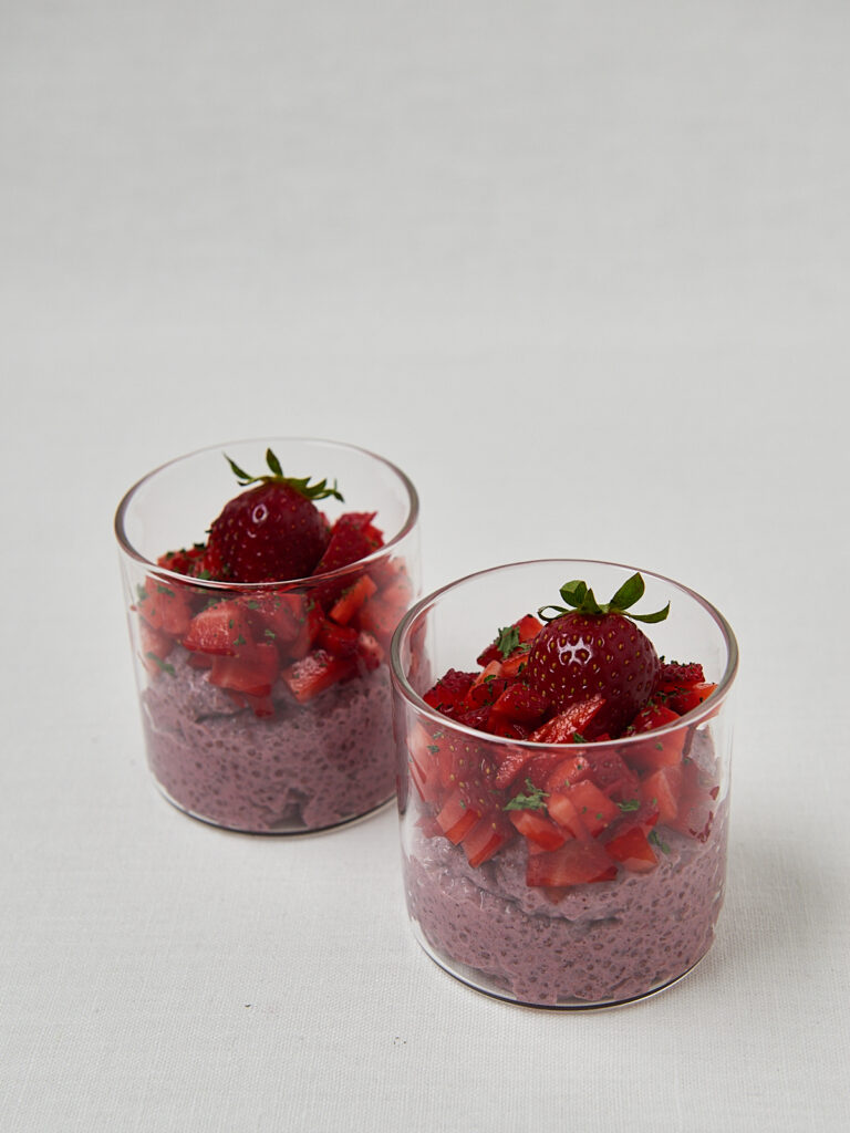 Erdbeer Chia Skyr Overnight Oats in zwei Gl&auml;sern mit frischen Erdbeeren &ndash; gesundes Meal Prep Fr&uuml;hst&uuml;ck