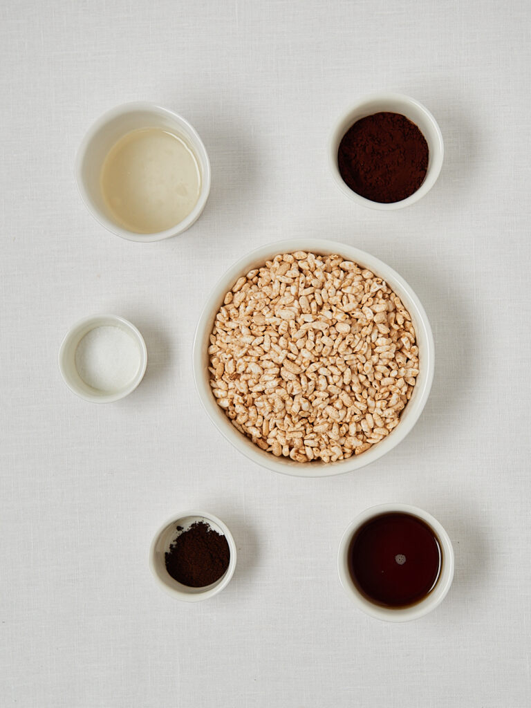 Zutaten-Flatlay Rice Puff Cereal &ndash; gepuffter Reis, Schokolade, Kokos&ouml;l und Ahornsirup
