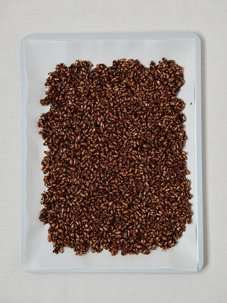 Schoko Rice Puff Cereal auf Backblech &ndash; gleichm&auml;&szlig;ige Verteilung Draufsicht