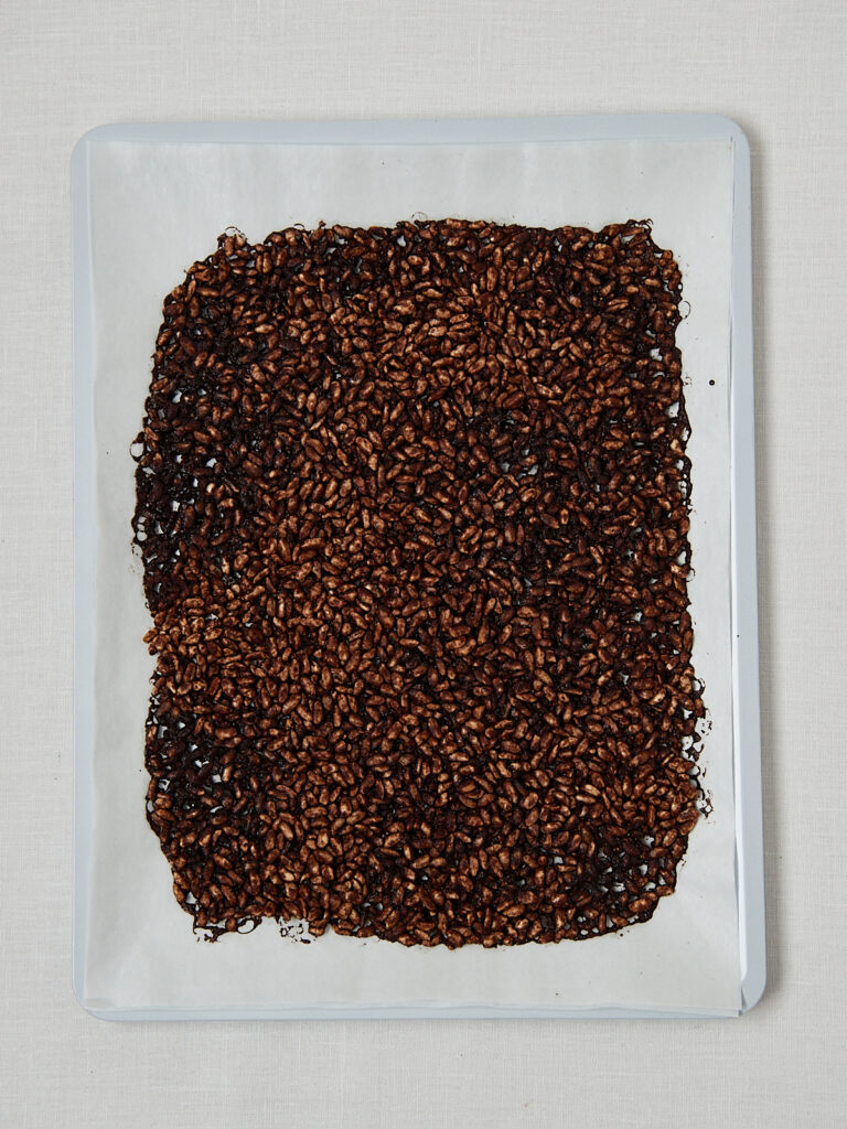 Homemade Rice Puff Cereal auf Backblech ausgebreitet &ndash; Overhead Shot nach dem Backen