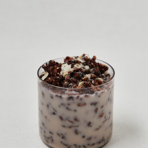 Homemade Schoko Cereal in Glasbecher mit Trockenfr&uuml;chten &ndash; seitliche Aufnahme