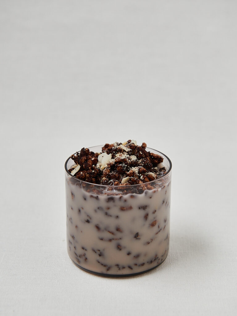 Selbstgemachtes Schoko Rice Puff Cereal in Glasbecher mit schwarzem L&ouml;ffel &ndash; Studioaufnahme