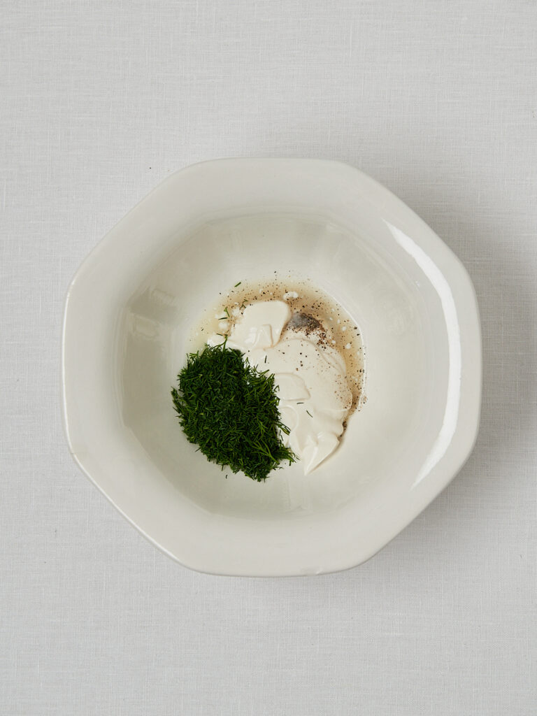 Zutaten-Flatlay Gurken Joghurt Bowl – Dill, Joghurt, weiße Bohnen und Gurke in Schälchen