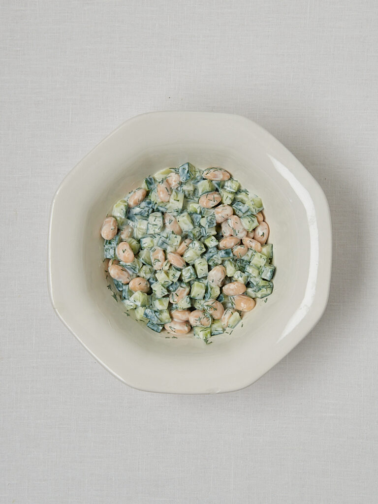 Gurken Joghurt Bowl mit weißen Bohnen – Zubereitungsschritt Overhead Shot