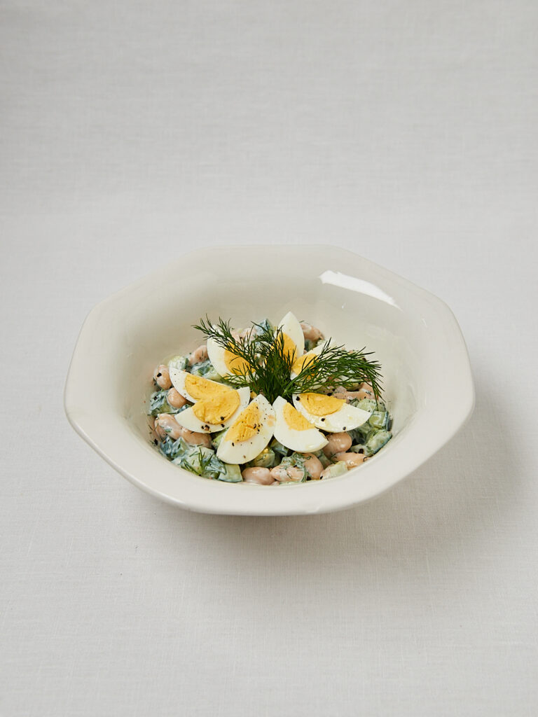 Frische Gurken Bowl mit Joghurt-Dressing und Ei-Topping – Draufsicht Studioaufnahme