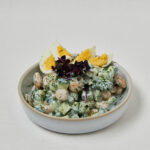 Gurken Dill Joghurt Bowl mit weißen Bohnen und Eierhälften – frontale Studioaufnahme