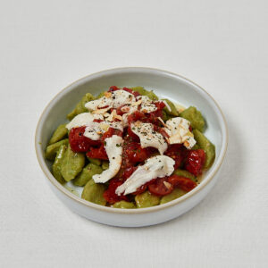 Protein Gnocchi Erbsennudeln mit Kirschtomaten und Mozzarella in Sch&uuml;ssel &ndash; frontale Aufnahme