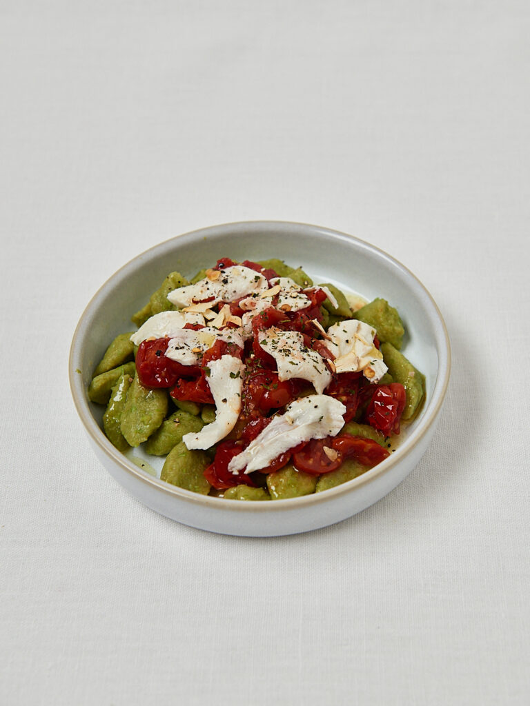 Protein Gnocchi Erbsennudeln mit Kirschtomaten und Mozzarella in Sch&uuml;ssel &ndash; frontale Aufnahme