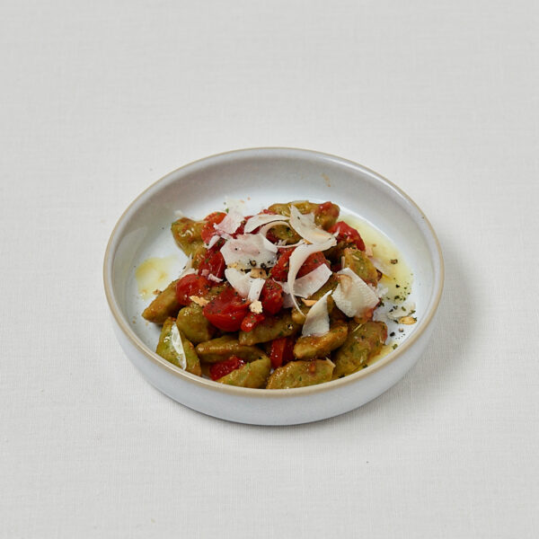 Protein Gnocchi Erbsennudeln mit Tomaten-Mozzarella Sauce in weißer Schüssel – gesundes Pasta Rezept